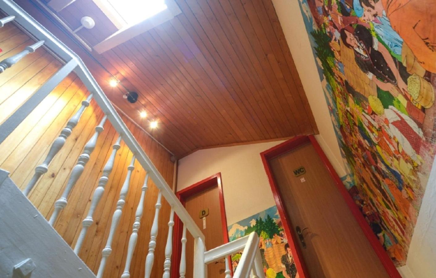 Tweepersoonskamer met 2 Aparte Bedden en Gedeelde Badkamer